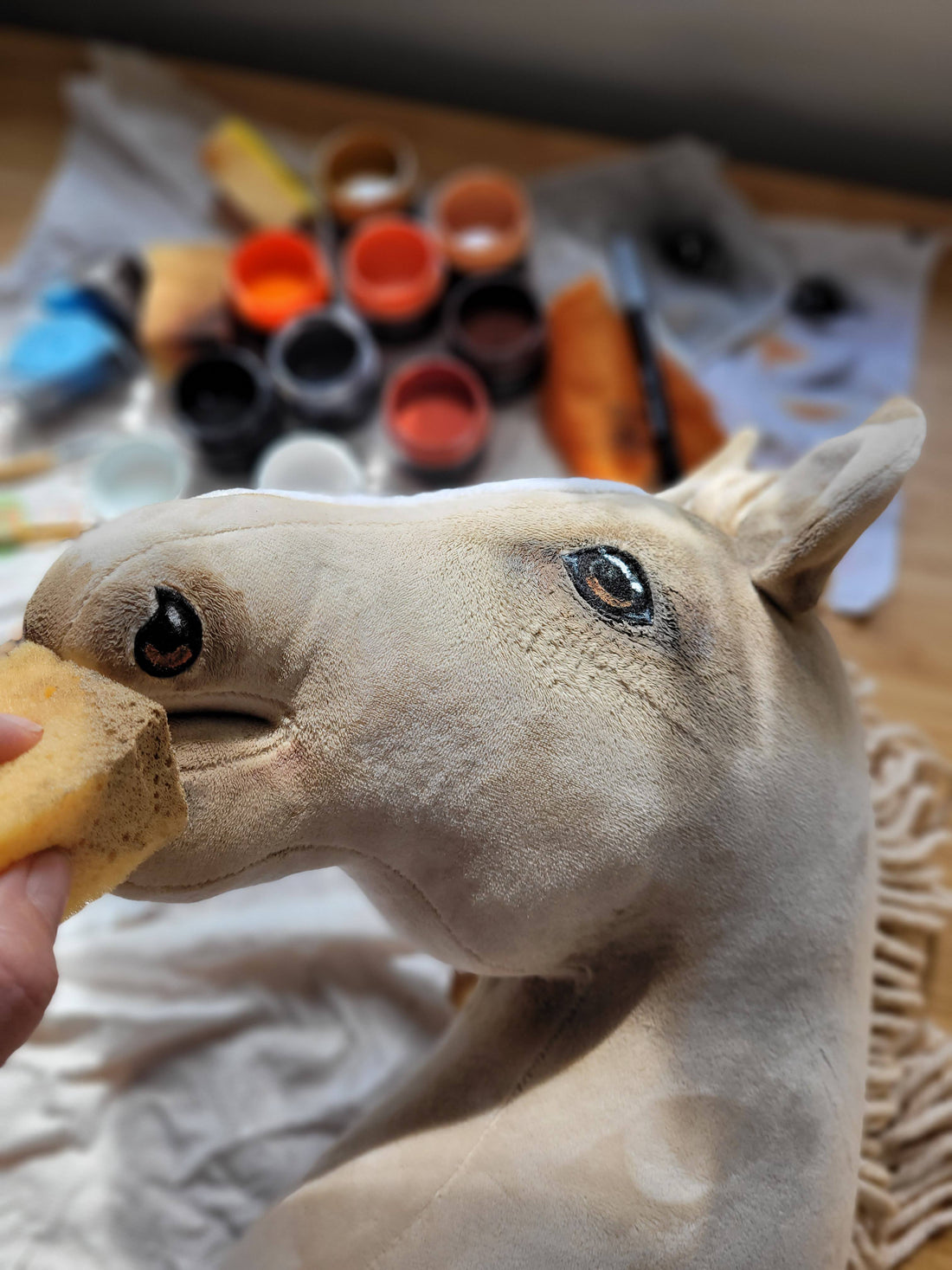 Super Hobby Horse Premium - stokpaard - handgemaakt & anti-allergisch - cremello - A4-formaat
