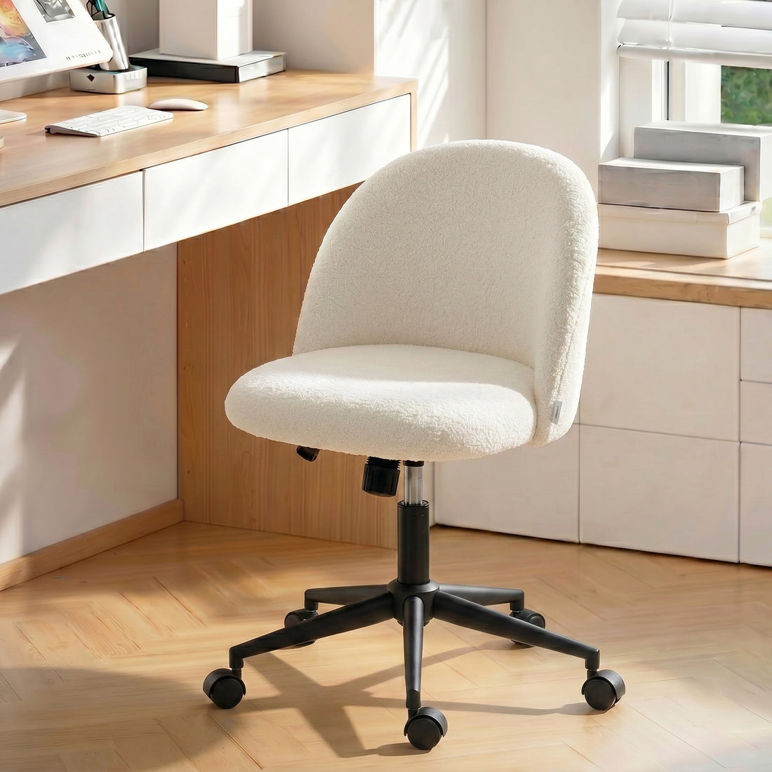 Drehbarer Bürostuhl aus Teddyfleece mit Rollen | Farbe: Cremeweiß | Maße: 52x59x84,5 cm