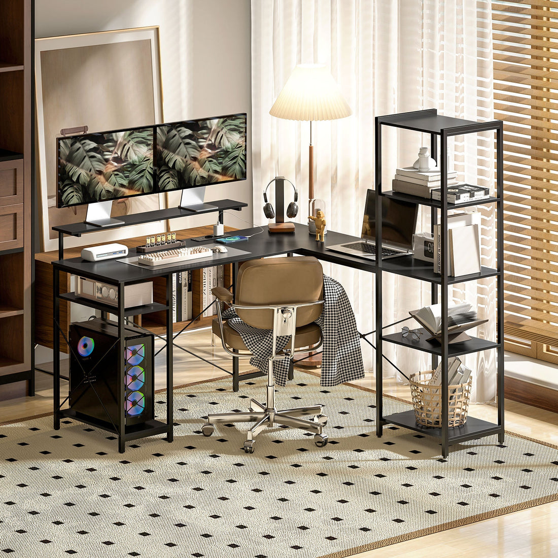 L-förmiger Schreibtisch mit Ladestation und Bücherregal | Farbe: Schwarz | Abmessungen: 140x137x139,5 cm