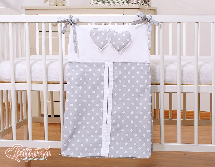 Blöjväska - enkel att fästa - Hängande hjärtan vita med grå prickar