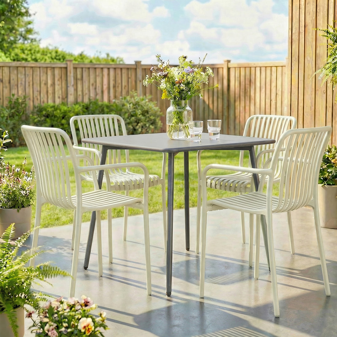 4-teilige stapelbare Gartenstühle mit Armlehnen | Farbe: Cremeweiß | Abmessungen: 55x58,5x81,5 cm