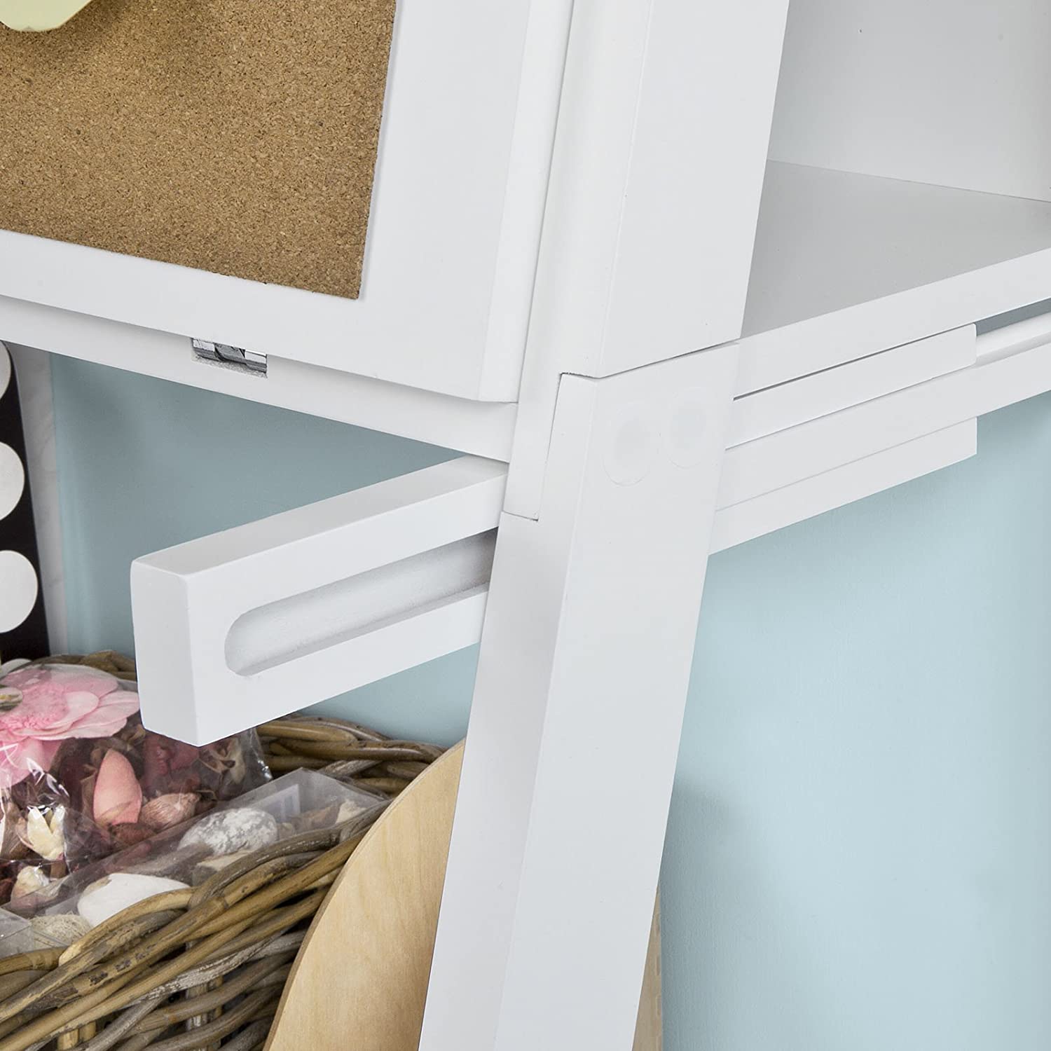 Witte opbergrek, ladderplank, boekenkast met bureau/memobord en 3 planken