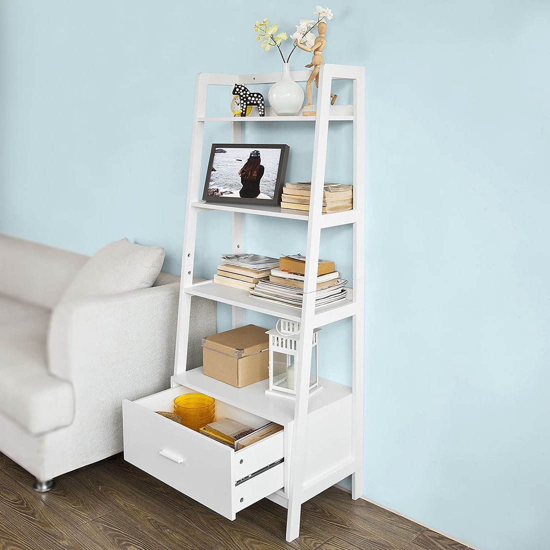 Witte opbergrek, ladderplank, boekenkast met lade en 4 planken