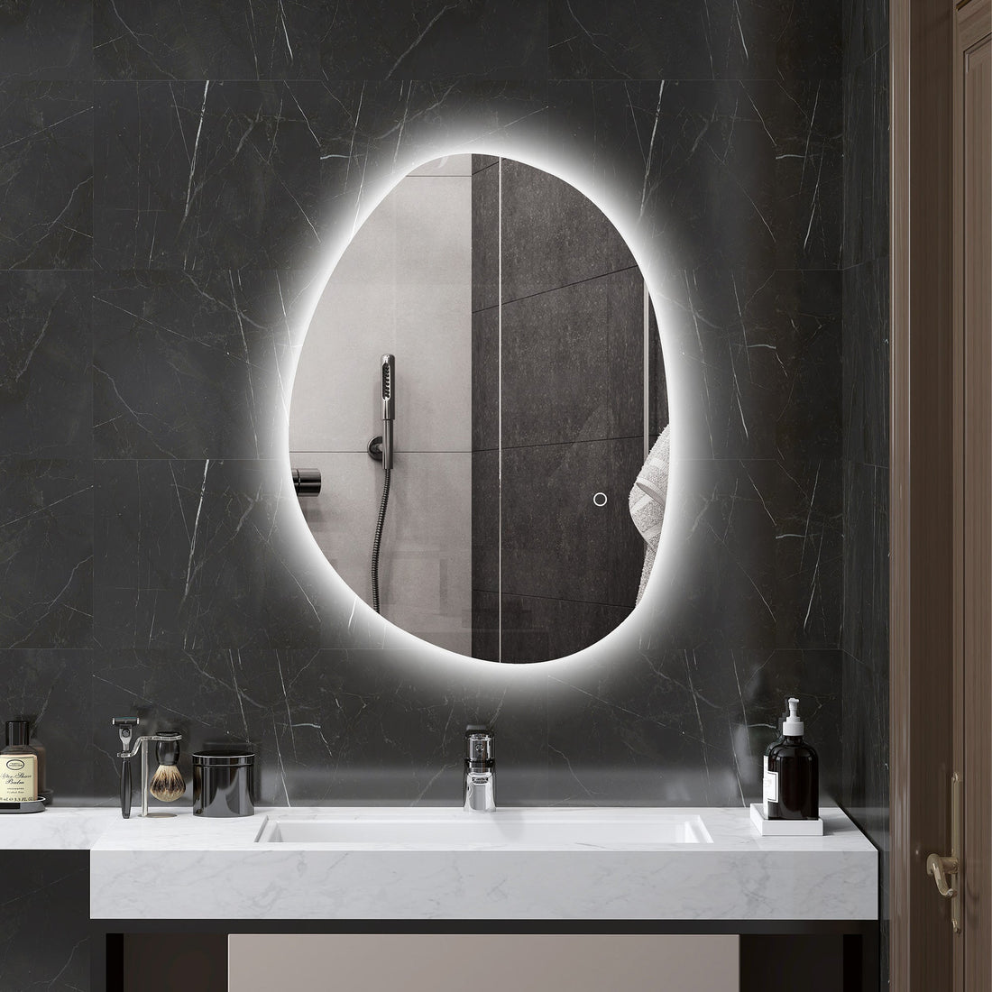 Asymmetrischer Badezimmerspiegel mit LED-Beleuchtung | Farbe: Silber | Maße: 70x5x50 cm