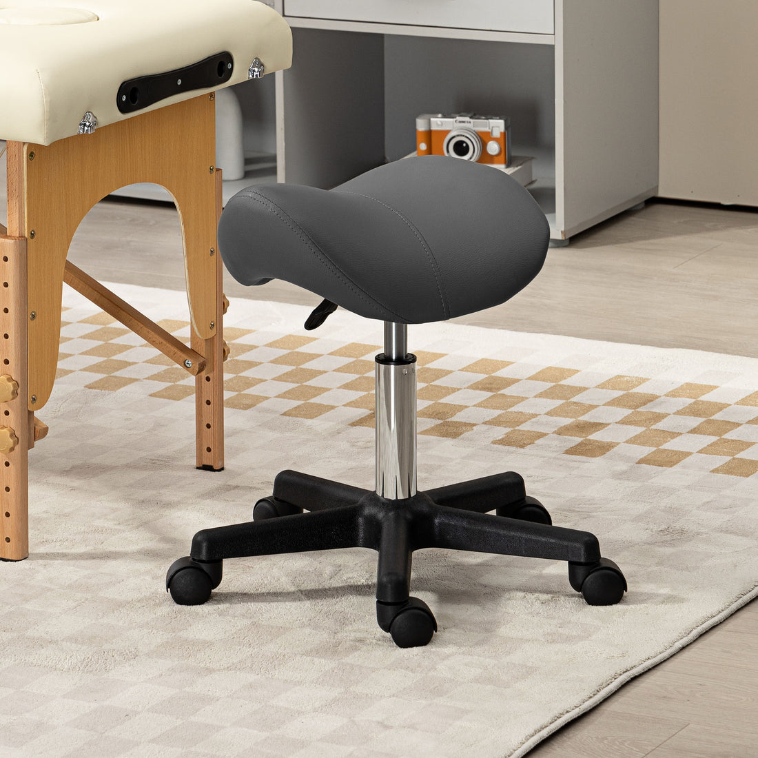 Rolkruk met grijze zadelzitting | Kleur: Grijs | Afmetingen: 47x48x45-59 cm