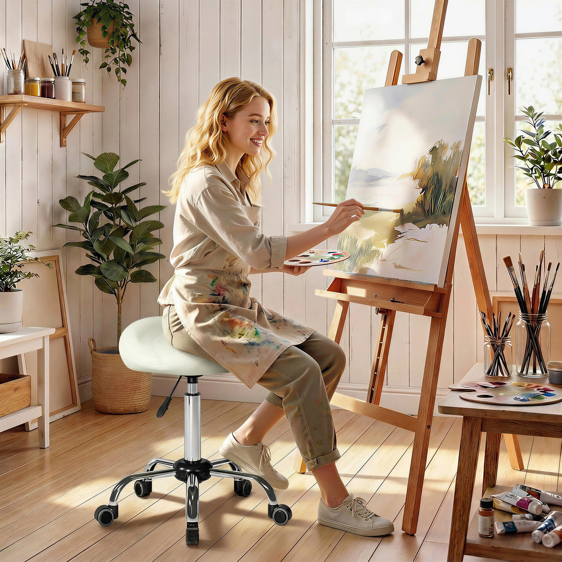 Sadelstol på hjul för massage och salong | Färg: Gräddvit | Mått: 48x48x55-71 cm