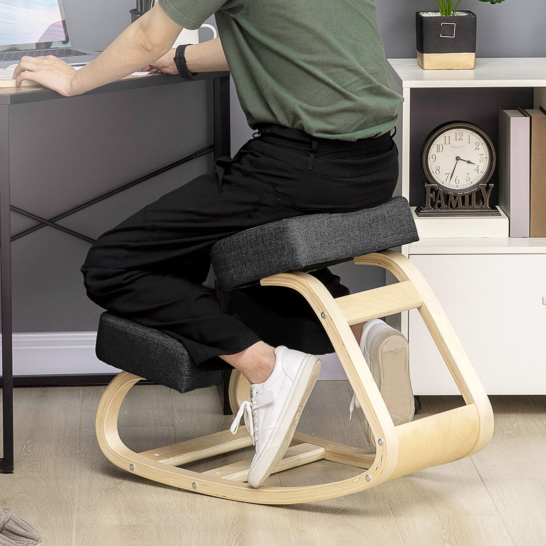 Ergonomische kniestoel | Kleur: Zwart, bruin | Afmetingen: 51x69x58 cm