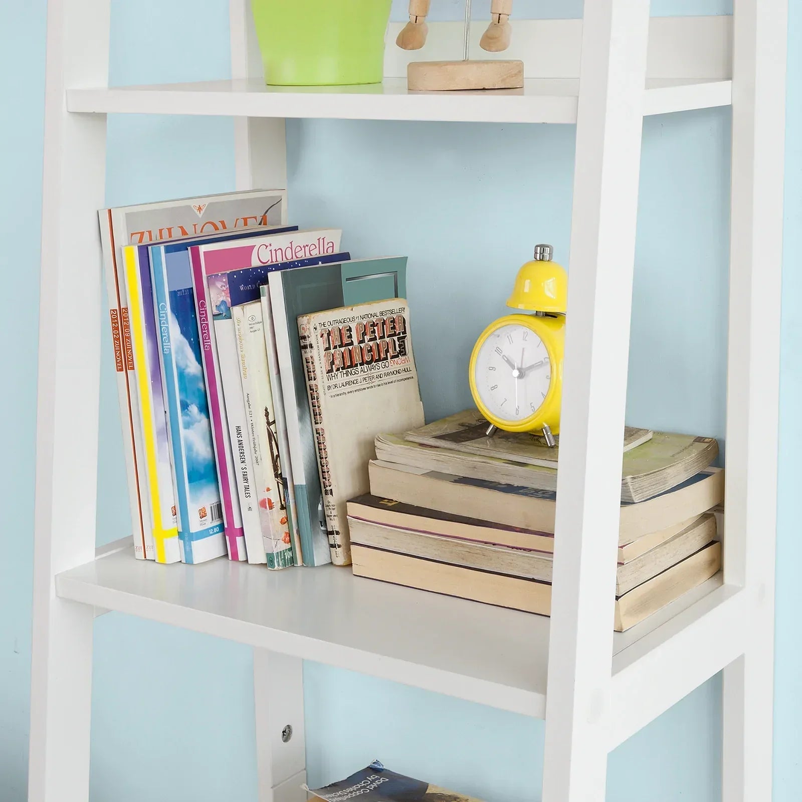Witte opbergrek, ladderplank, boekenkast met lade en 4 planken