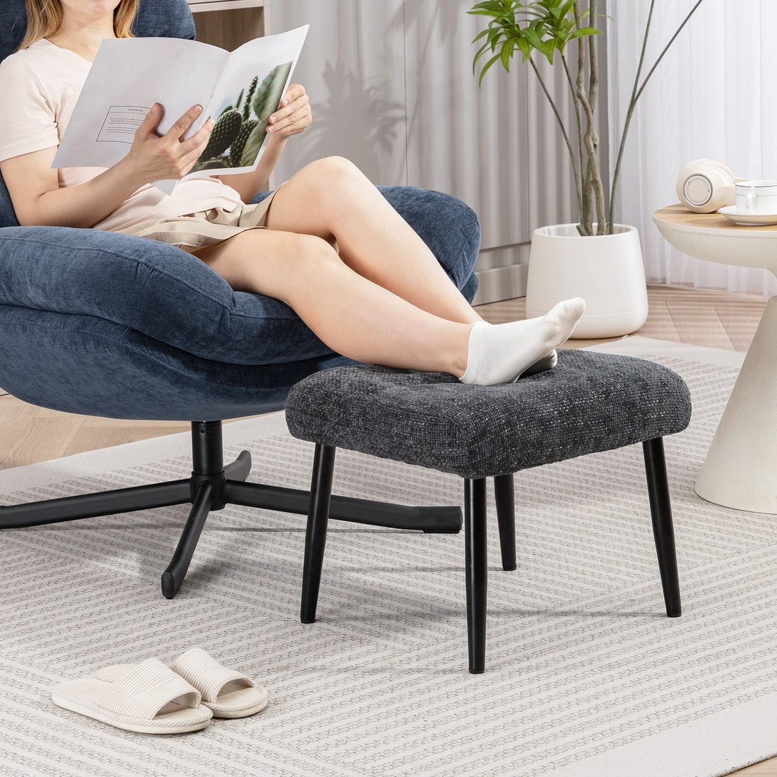 Grijs chenille voetenbankje met stalen poten | Kleur: Grijs | Afmetingen: 41x45x38 cm