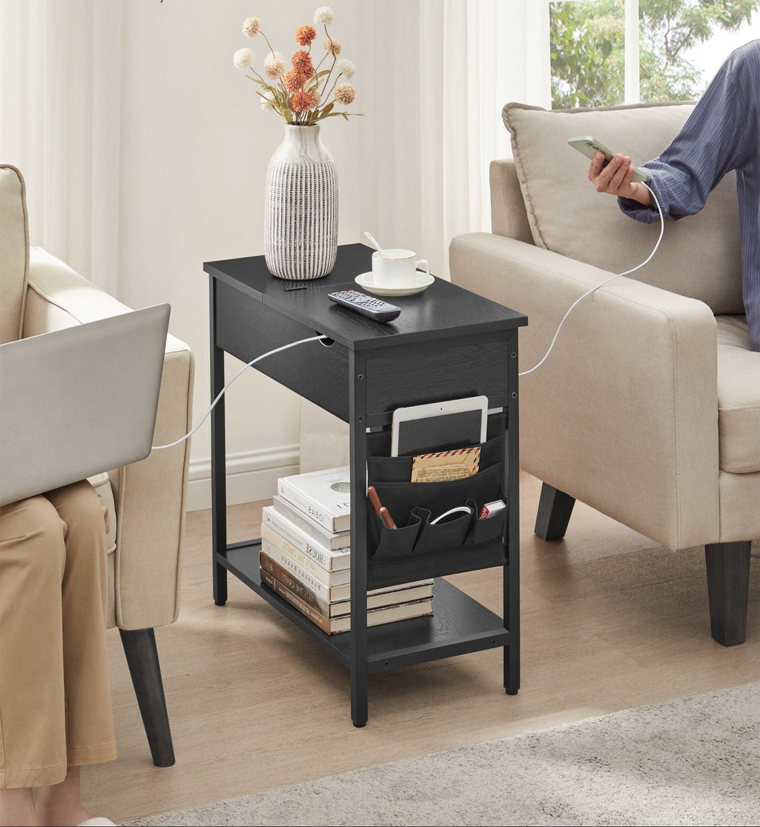 Beistelltisch mit Steckdose und USB-Anschlüssen, schwarze Holzoptik, 60 x 31,5 x 60 cm