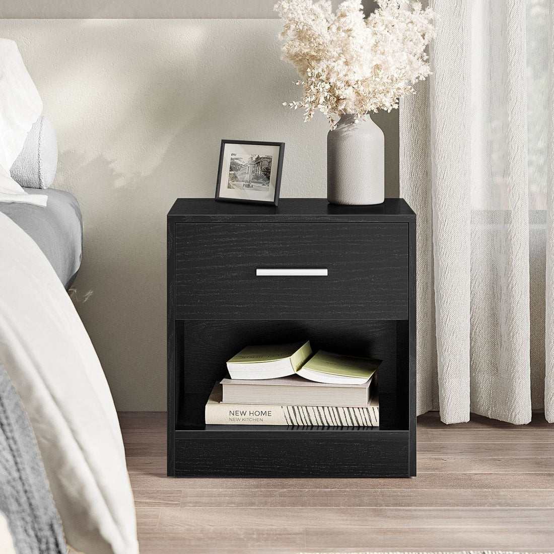 Schwarzer Beistelltisch aus Spanplatte mit Schublade – 28 x 39 x 41 cm