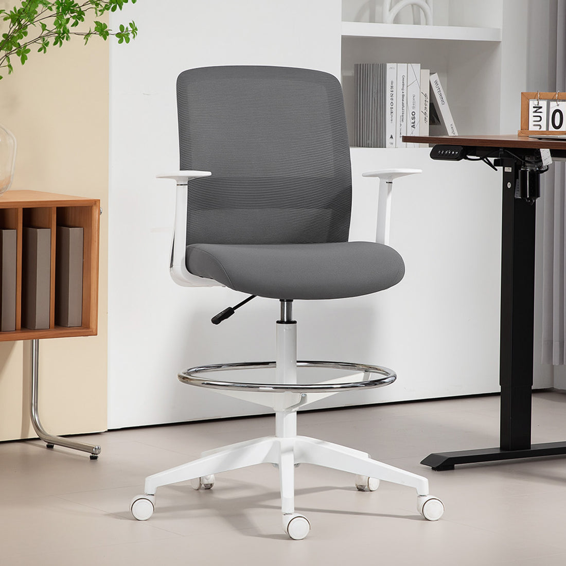Drehbarer Bürostuhl mit Netzrückenlehne und Fußstütze | Farbe: Grau | Abmessungen: 61,5x57,5x121 cm