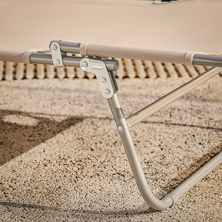 Verstelbare strandligstoel - Tuinligstoel - Opvouwbare ligstoel - Ademende synthetische vezels - Afneembaar kussen - Zijvak - 195 cm x 58 cm x 63 cm - Beige