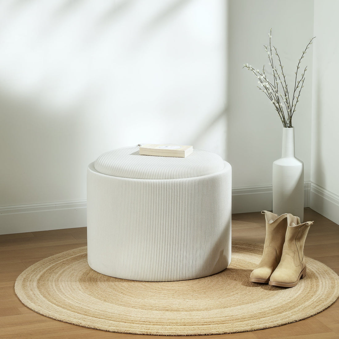Sittpuff med ribbtyg och fotstöd | Färg: Vit