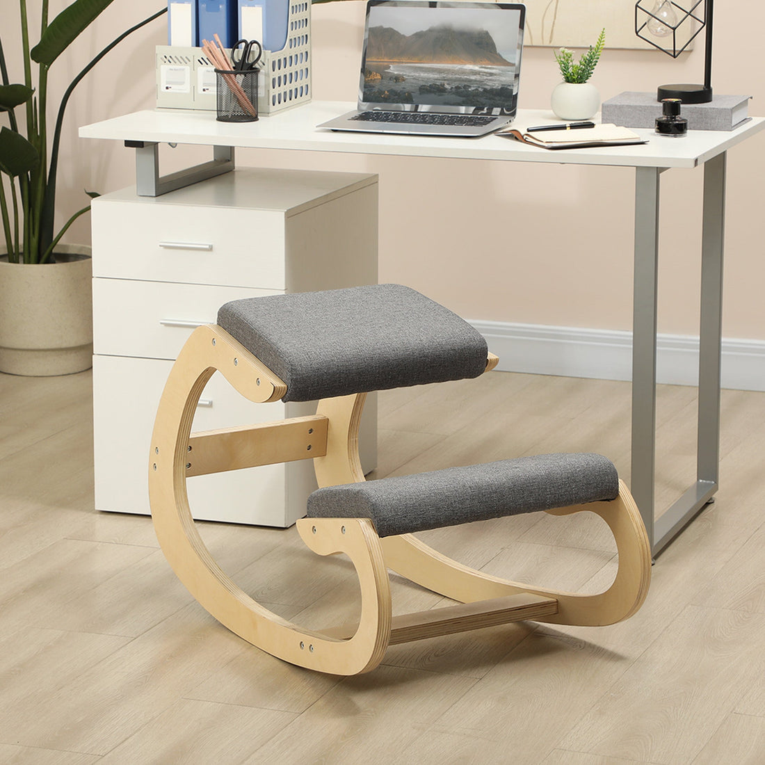 Ergonomische kniestoel | Kleur: Grijs-bruin | Afmetingen: 54.5x85x54 cm