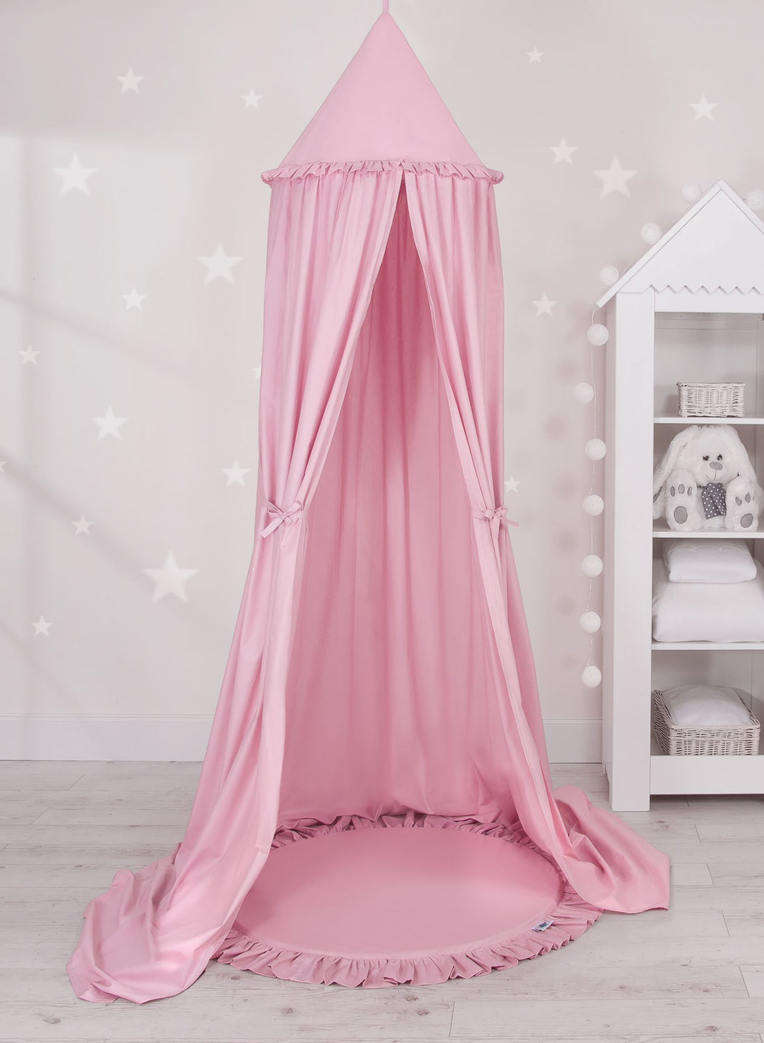 Hängande baldakin och golvlekmatta – himmelssäng, lekmatta – tryggt och mysigt barnrum