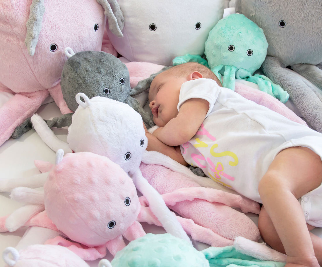 Gosig bläckfisk, babyskallra, säker från födseln – krämfärgad prickig minky fleece