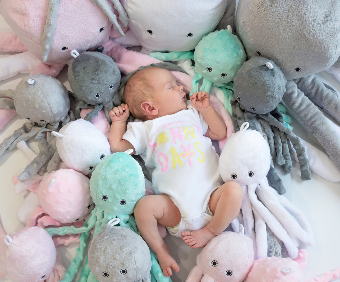 Zachte octopus knuffel – rammelaar – minky fleece – veilig voor baby's – wit met stipjes