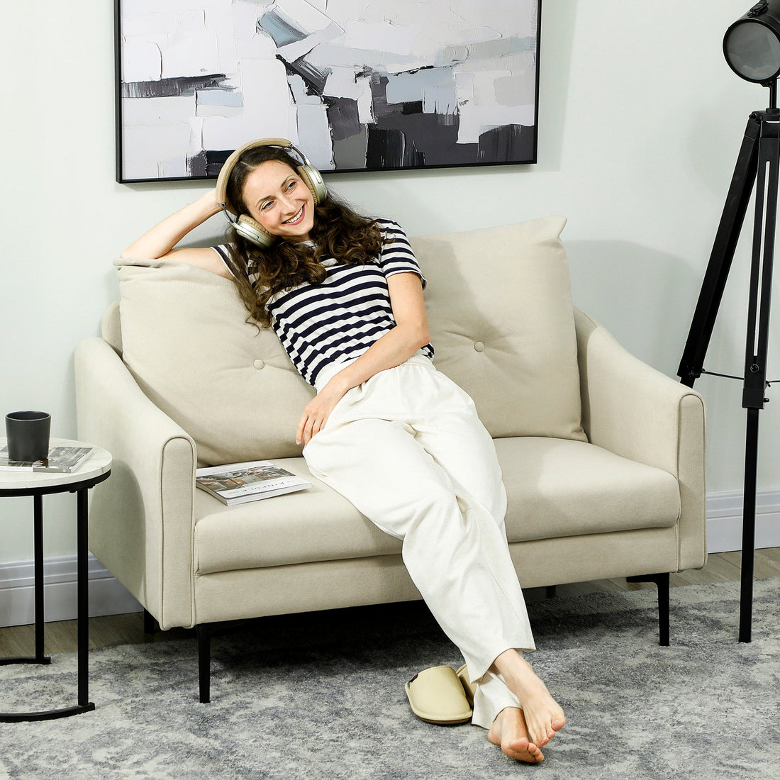 2-Sitzer Sofa mit Schaumstoffpolsterung und Samt-Optik, weiß | Farbe: Weiß | Abmessungen: 124x73x92 cm