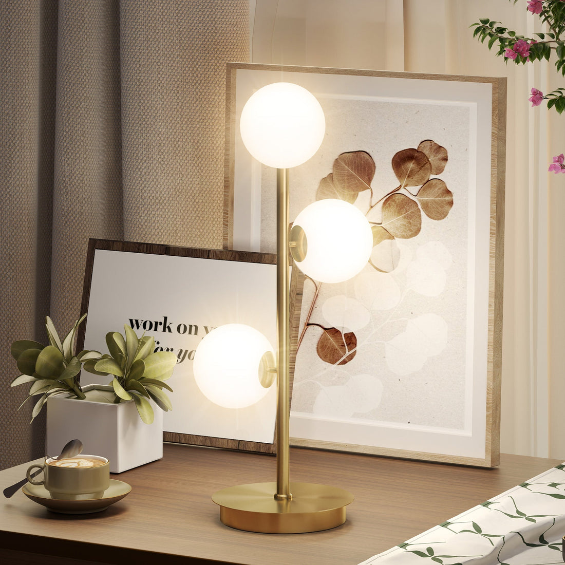 Tafellamp met gouden voet en 3 witte bollen | Kleur: Wit en Goud | Afmetingen: 24x24x53 cm