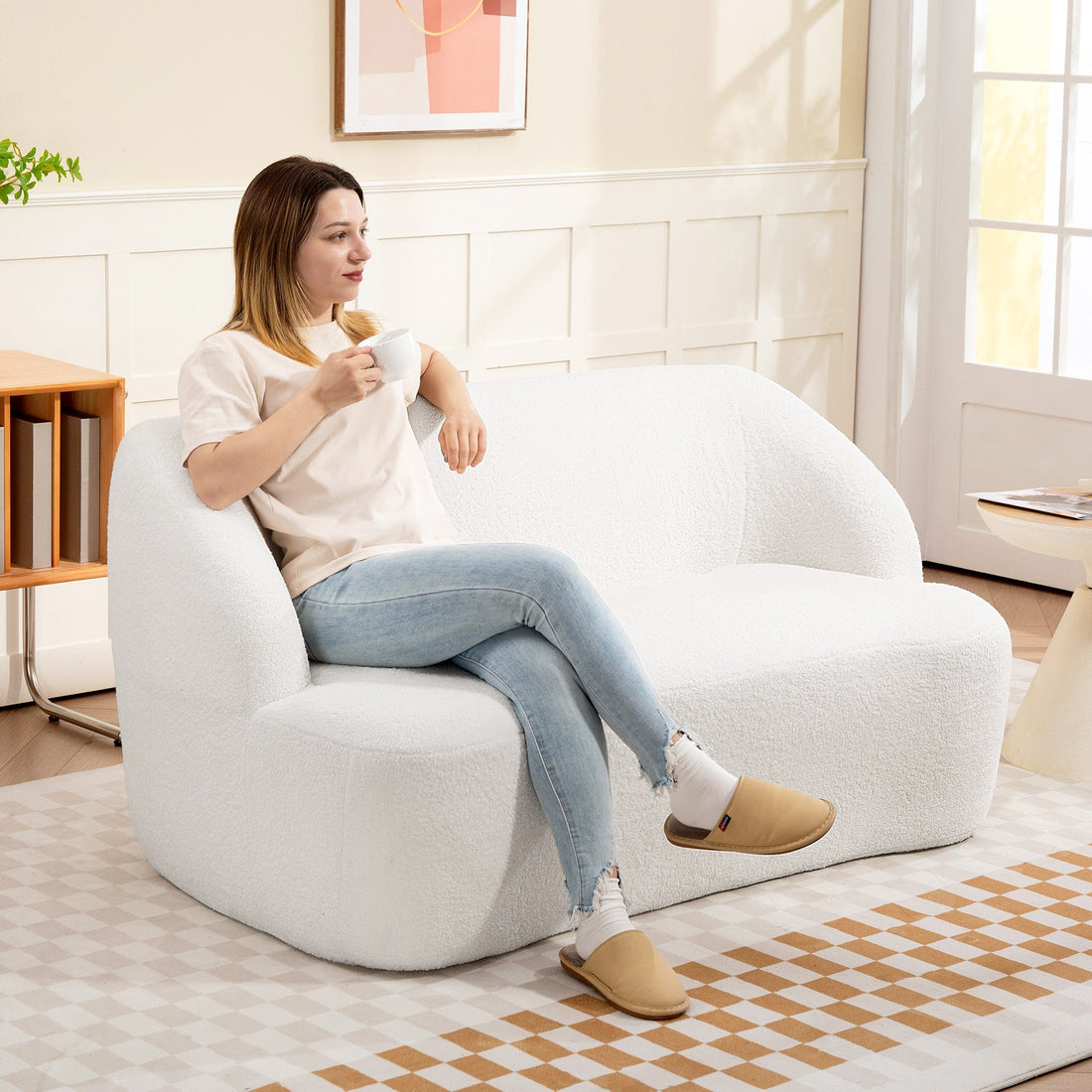 Weißes 2-Sitzer-Sofa mit geschwungenem Design | Farbe: Weiß | Abmessungen: 142x85x73,5 cm