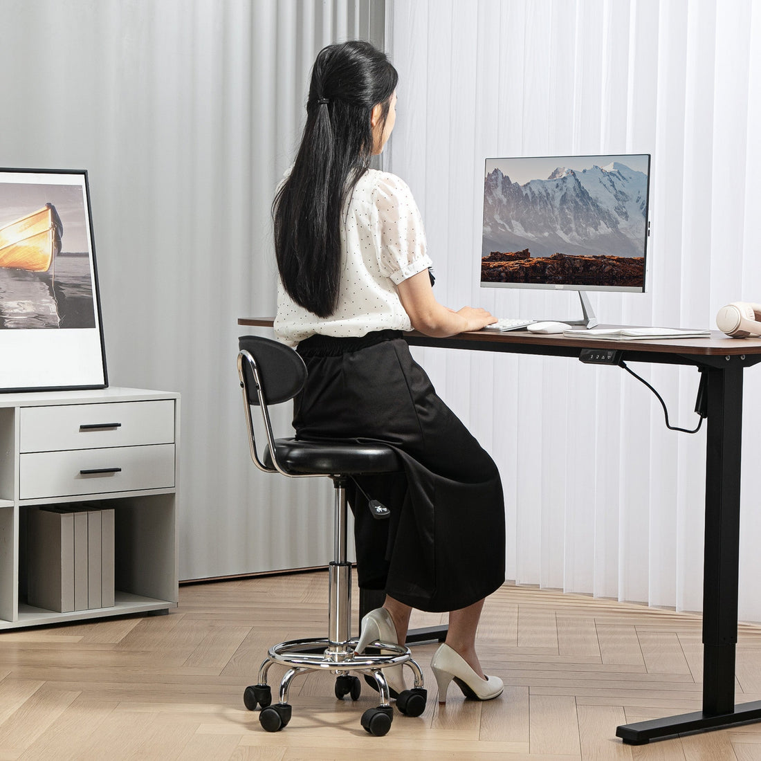 Verstellbarer Rollhocker für Friseure und Kosmetiker | Farbe: Schwarz, Silber | Abmessungen: 32x40x70-86 cm