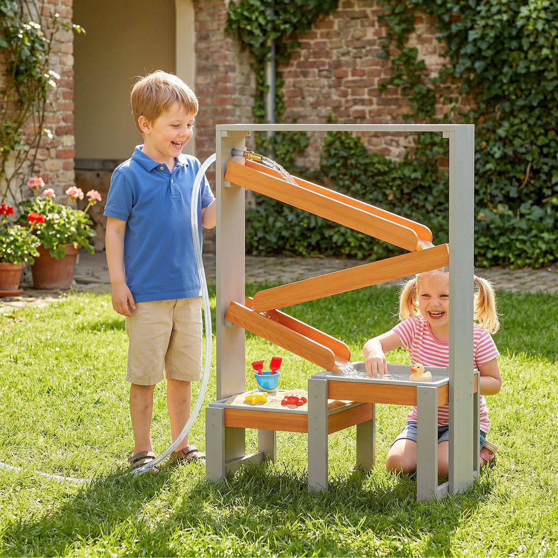 Zand- en waterspeeltafel met waterbaan | Kleur: Grijs | Afmetingen: 34,5x75x105 cm