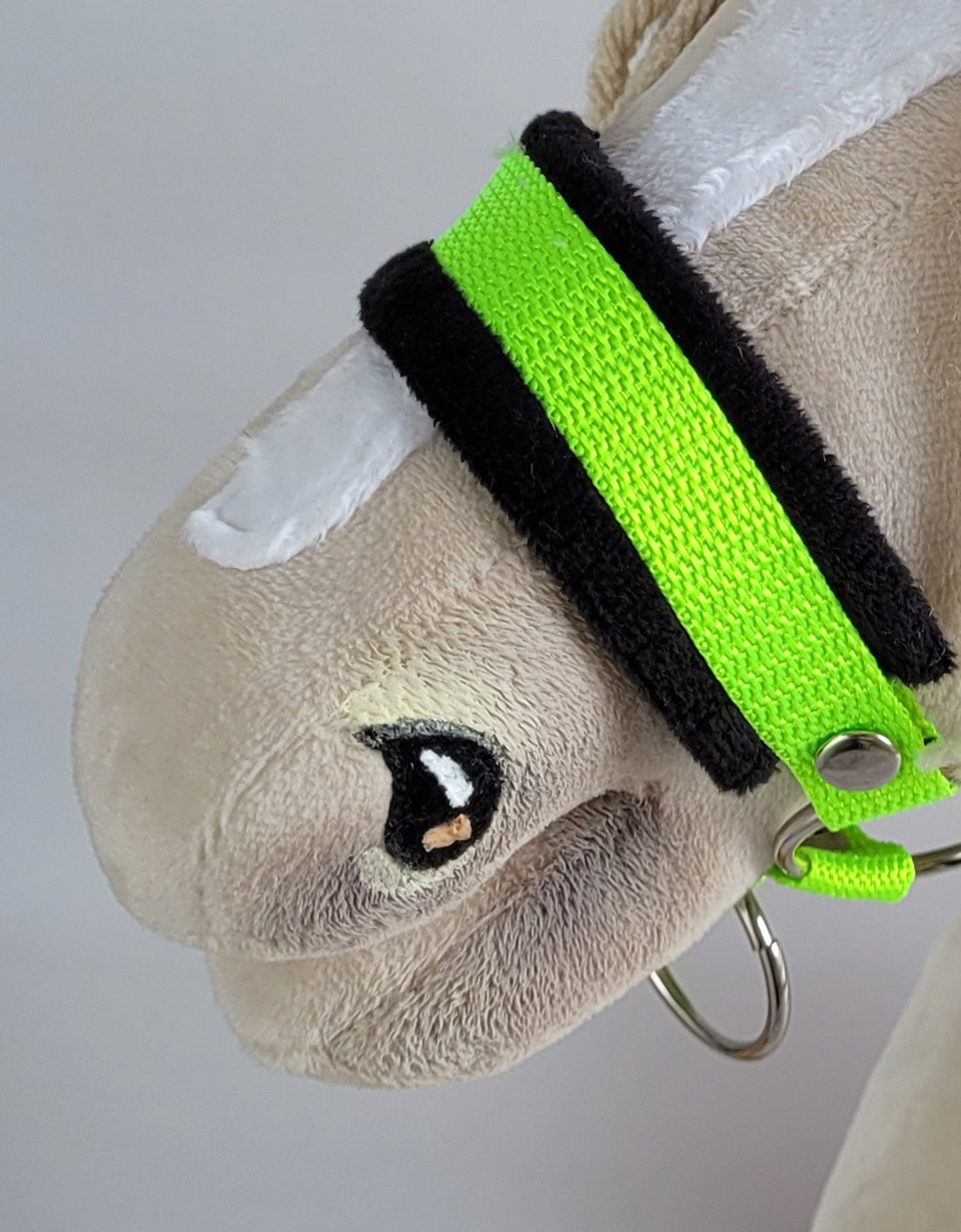 Verstelbare halster voor Hobby Horse - paardenhalster - perfecte pasvorm, neon groen met bont