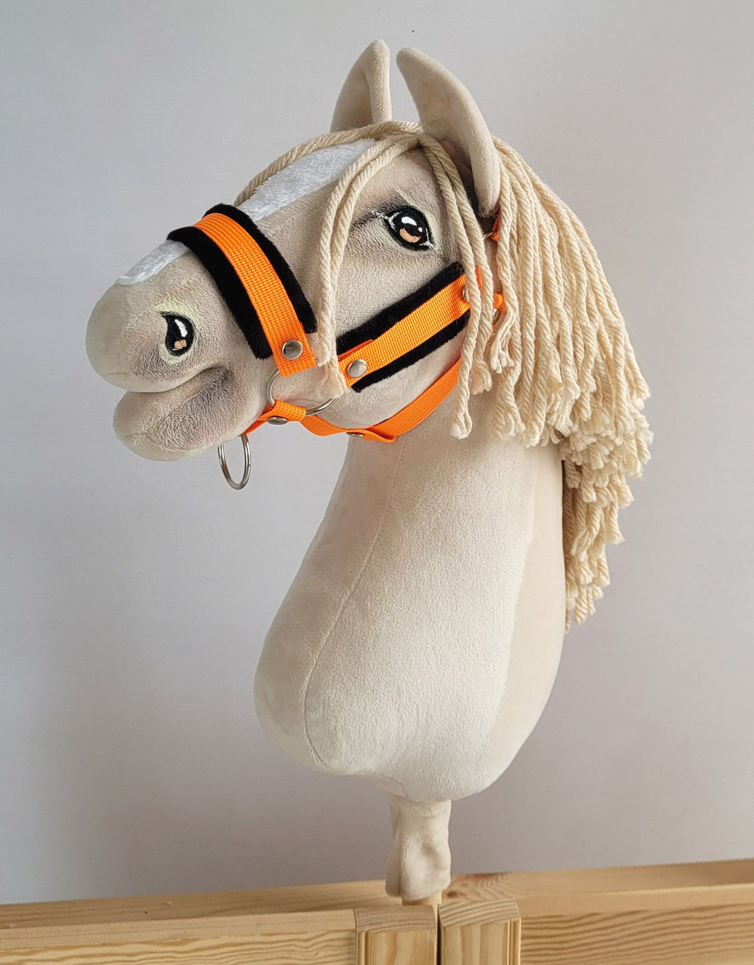 Grimmaset hobbyhäst – grimma med koppel – bekväm och justerbar – neonorange/svart