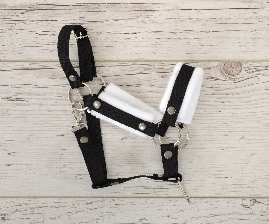 Verstelbare halster, paardenhalster, zacht wit bont – perfect op maat – zwart, maat A3