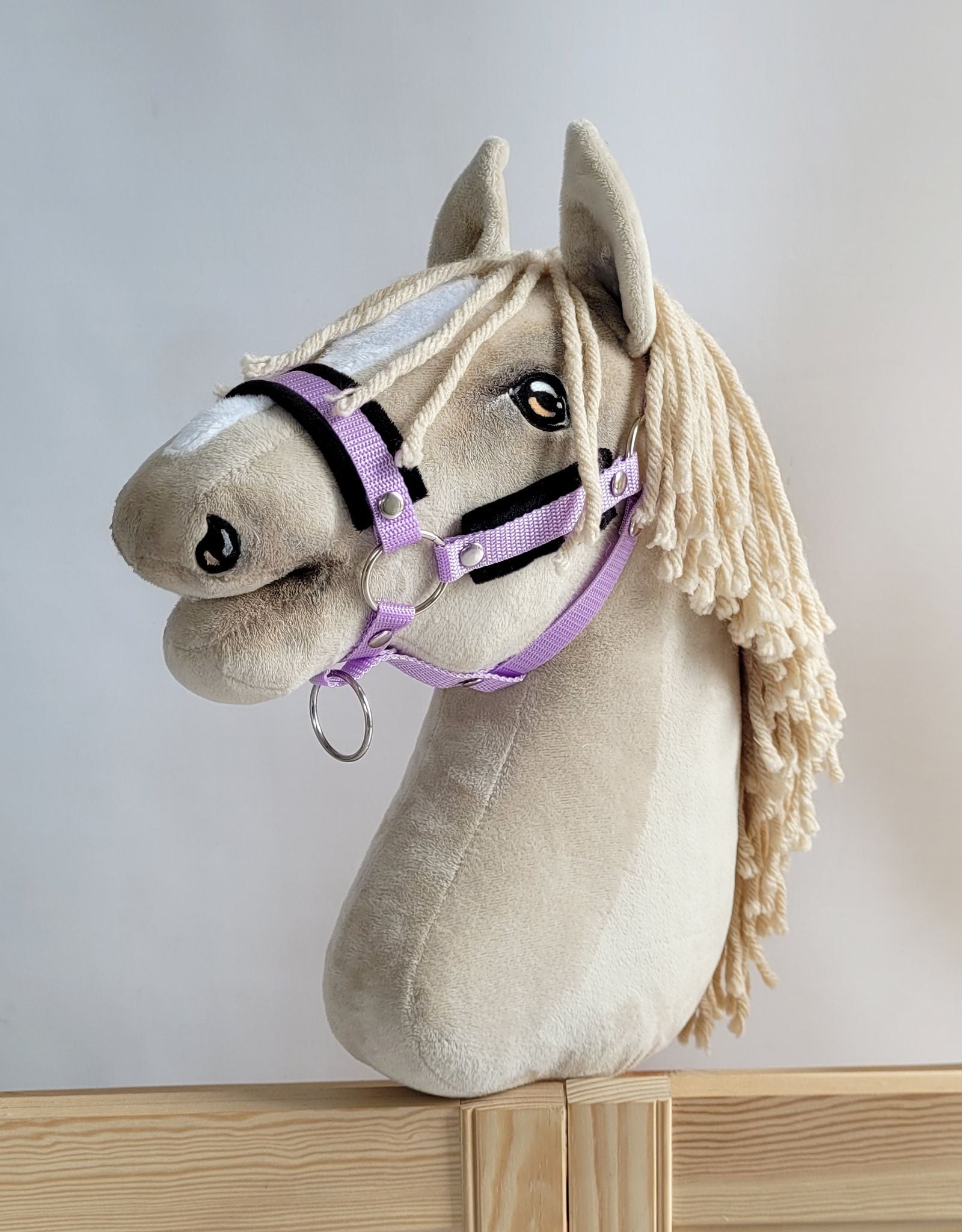 Verstelbaar halster, paardenhalster, optimaal comfort – paars met zwart bont – maat A3