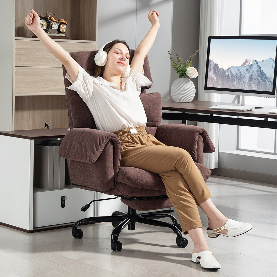 Bürostuhl mit Armlehnen | Farbe: Braun + Schwarz | Abmessungen: 80x77x108-116 cm
