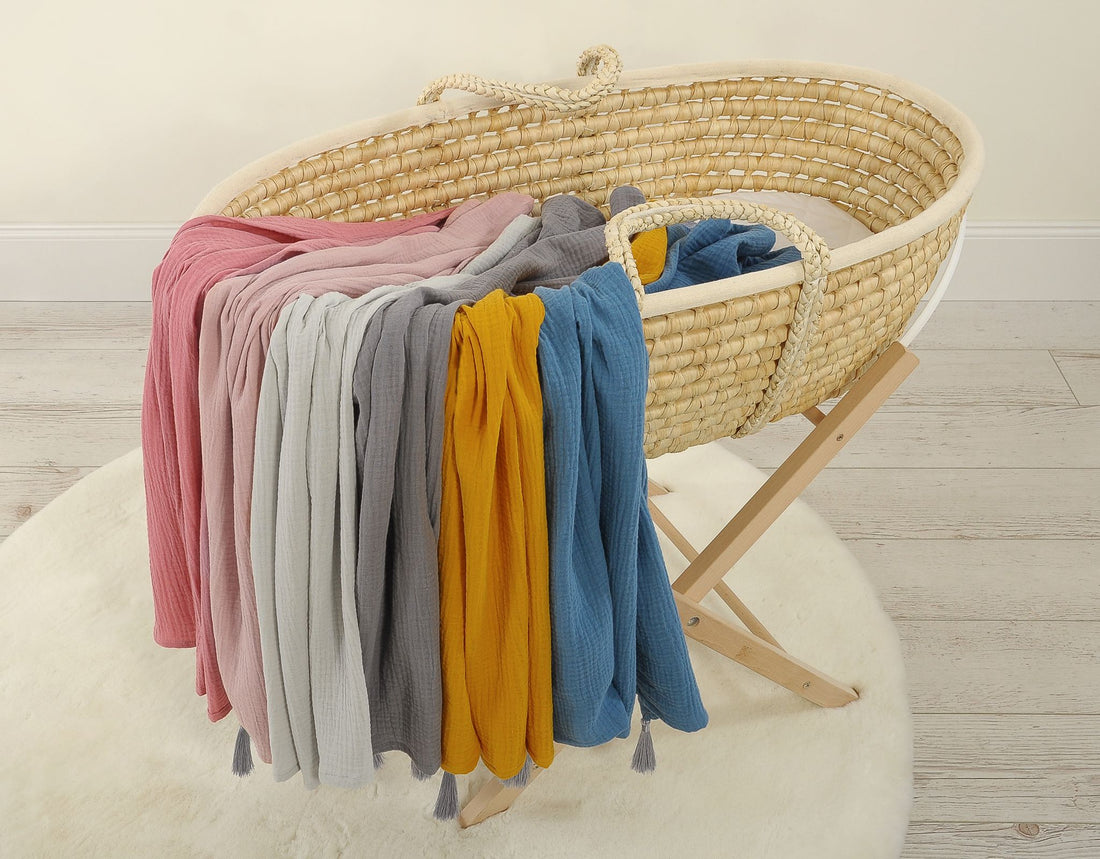 Muslinfilt - bomullspläd för baby - andningsbar och termoreglerande, med tofsar, grå