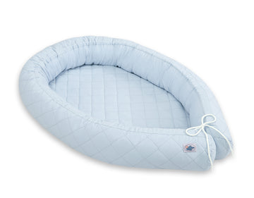 2-in-1 babynest, cocon, ademend ECO FILLBALL, met gewatteerde slangvormige bumper - blauw