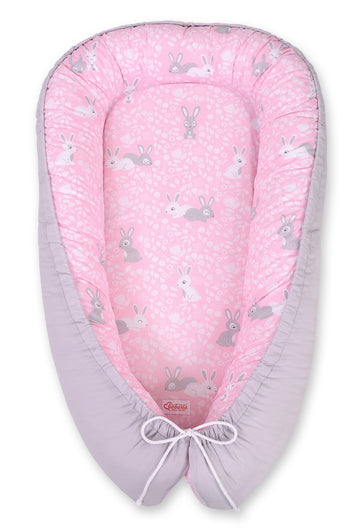 Baby nest, cocoon - knus en veilig - dubbelzijdig, ademend katoen, roze konijntjes/grijs