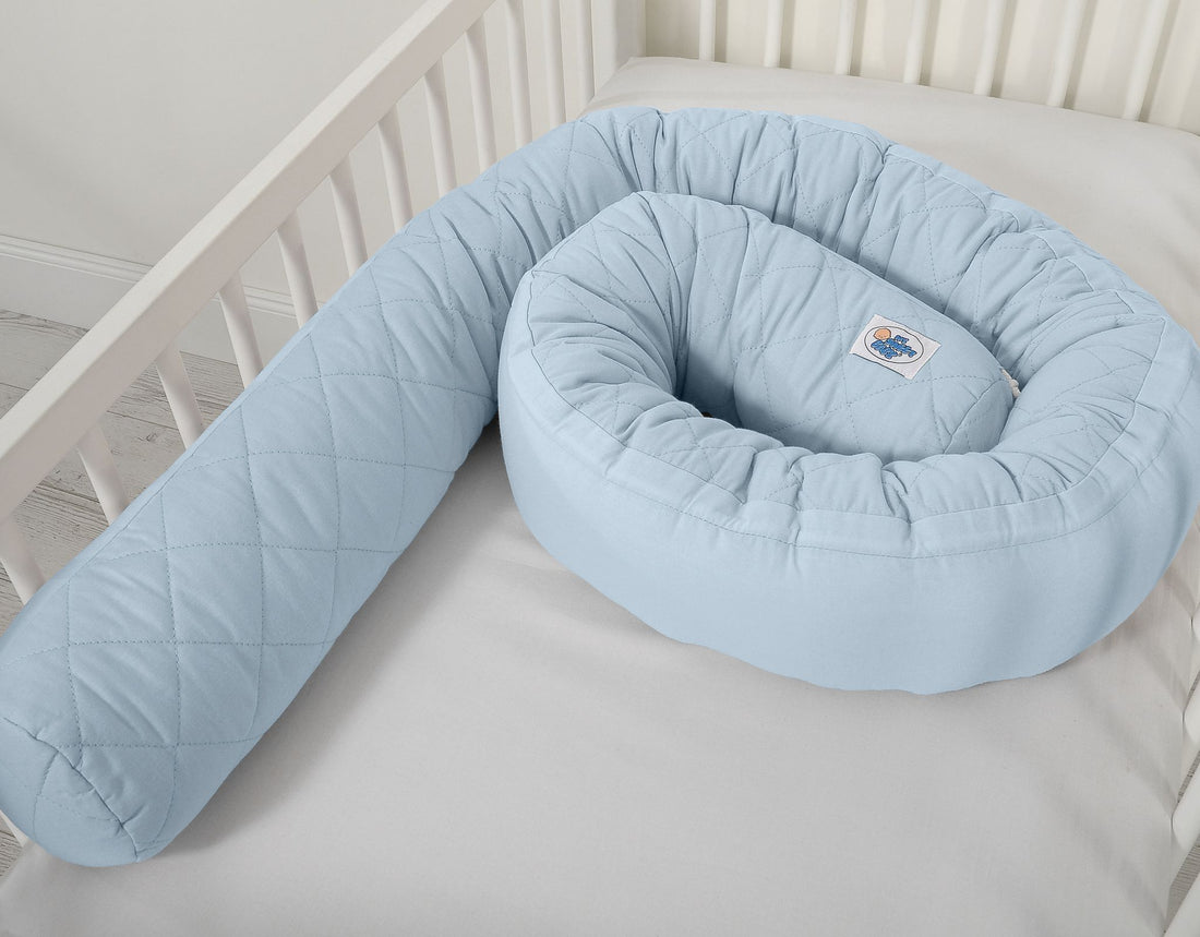 2-in-1 babynest, cocon, ademend ECO FILLBALL, met gewatteerde slangvormige bumper - blauw