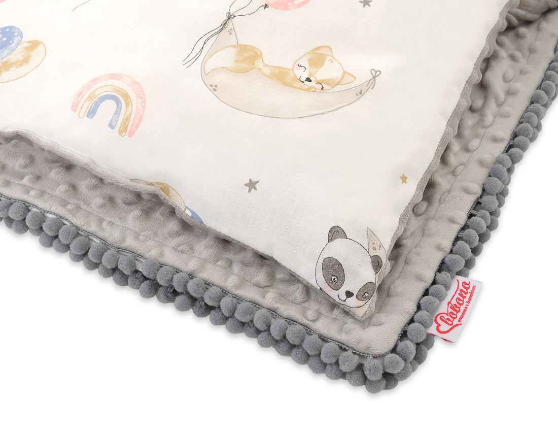 Dubbelsidig minkyfilt + kudde - babypläd - extra mjuk och varm, med pompoms