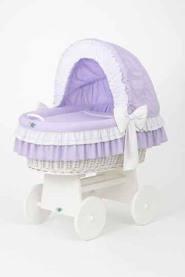 Wicker mand wiegje - babymand - eco & handgemaakt, met lila beddengoed en houten onderstel