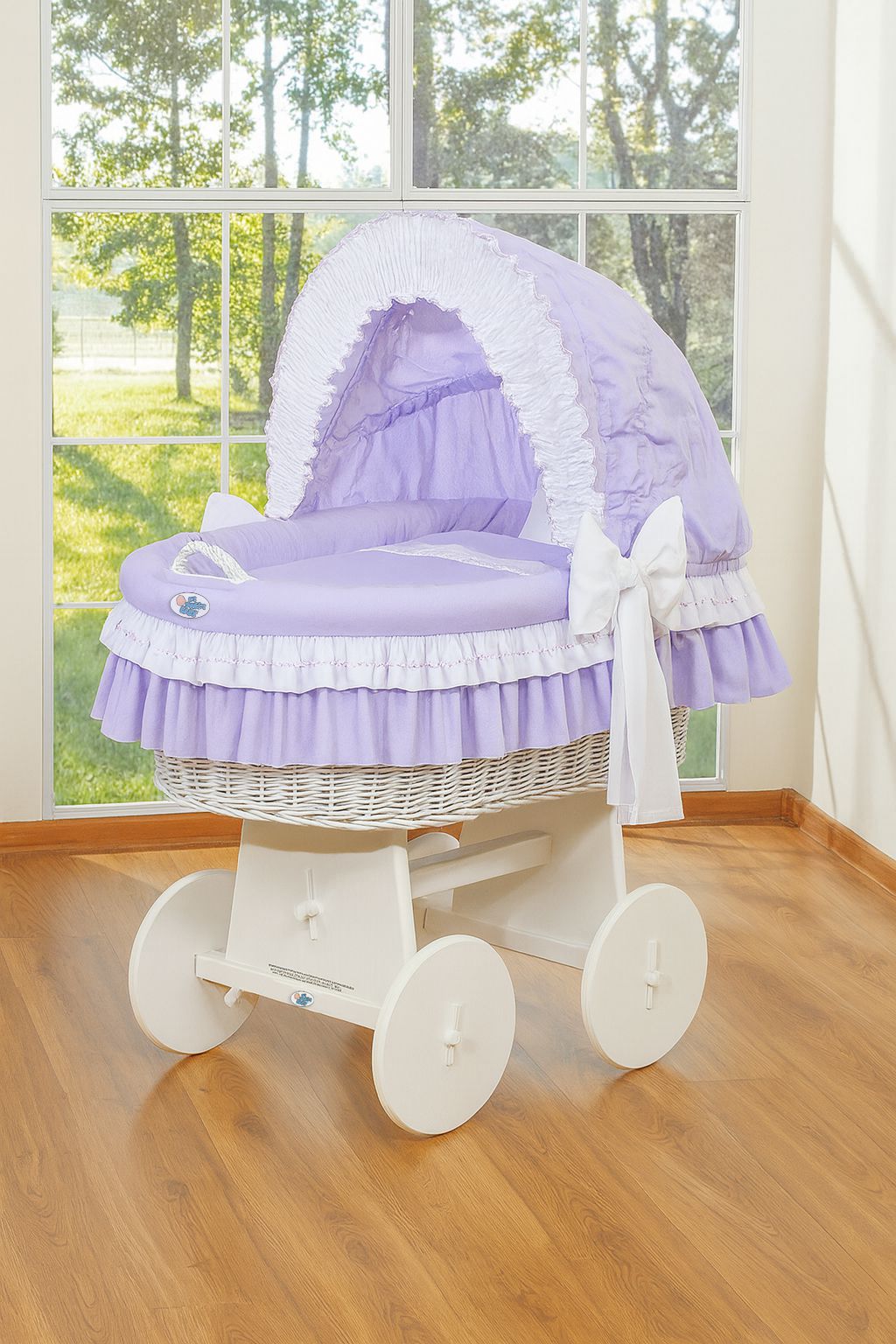 Wicker mand wiegje - babymand - eco & handgemaakt, met lila beddengoed en houten onderstel