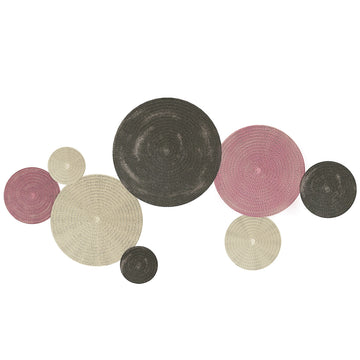 Metalen wanddecoratie met 8 schijven | Kleur: Roze, zwart | Afmetingen: 110x7x58 cm