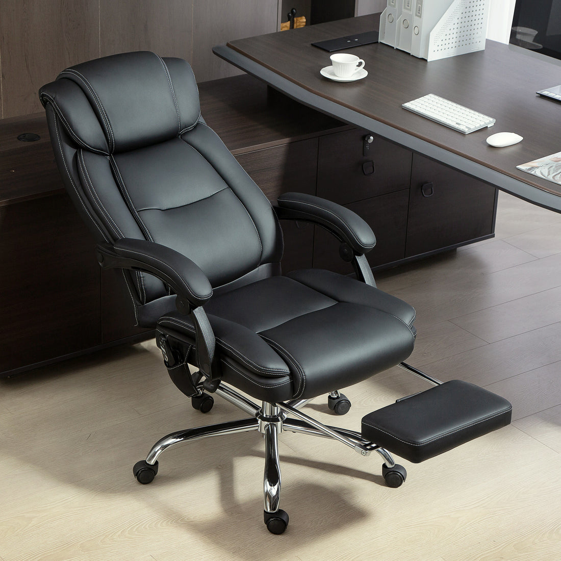 Bürostuhl mit Massage und Fußstütze | Farbe: Schwarz | Maße: 67x72x111-119 cm