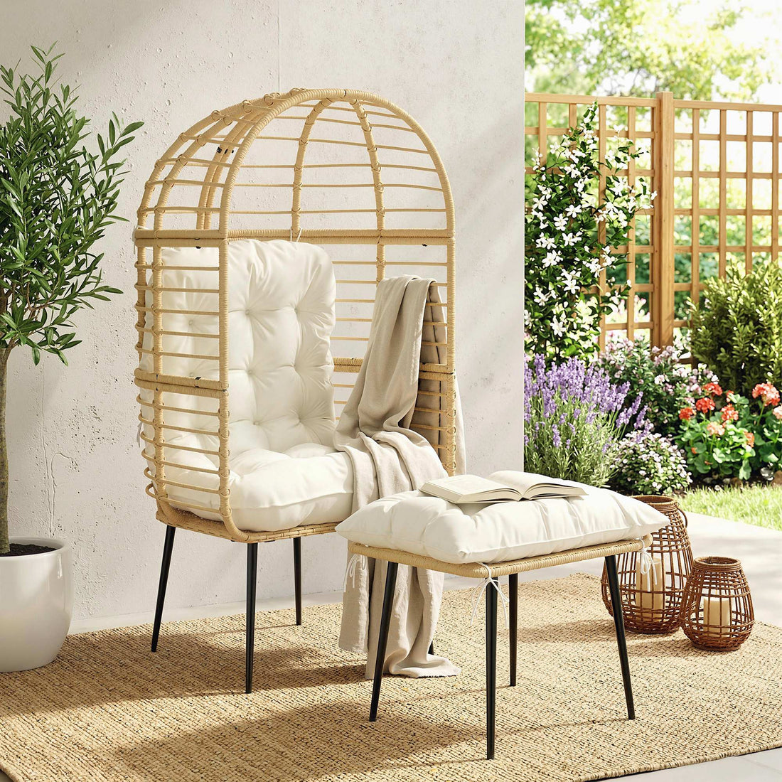Rattan tuinstoel met voetenbank - Ei-stoel | Kleur: Beige | Afmetingen: 76x65x147 cm