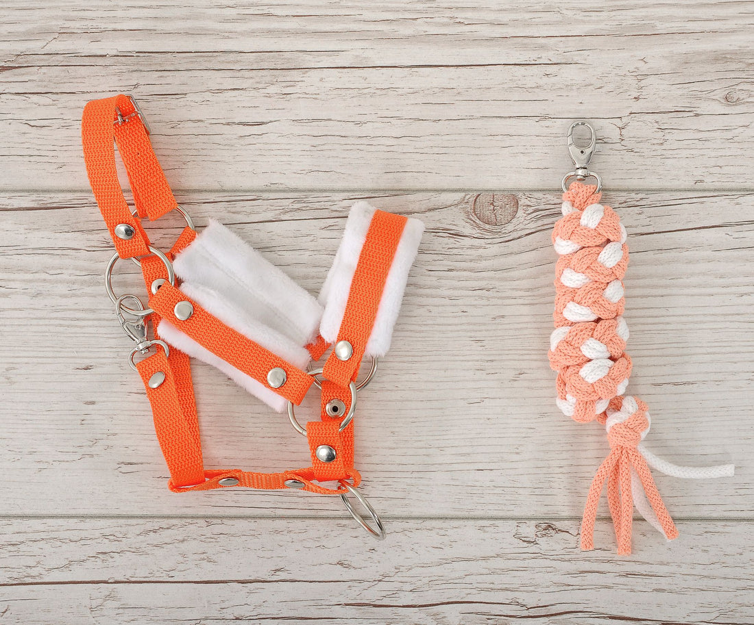 Grimmaset hobbyhäst - hästgrimma - med mjukt pälsfoder, justerbart och slitstarkt